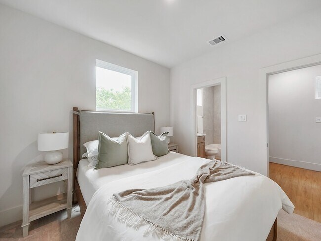 Building Photo - 861 Rachel St