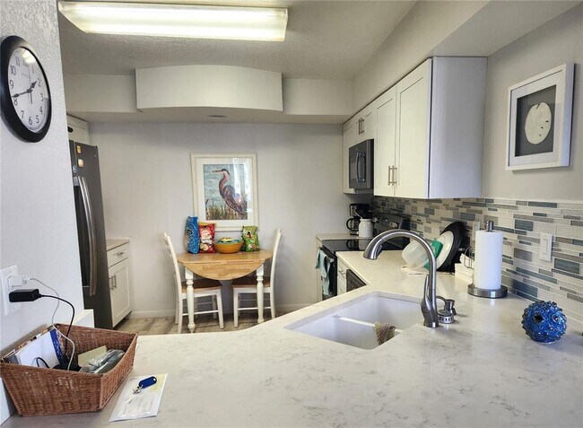 Building Photo - 5901 Bahia Del Mar Cir N