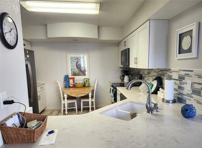 Building Photo - 5901 Bahia Del Mar Cir N