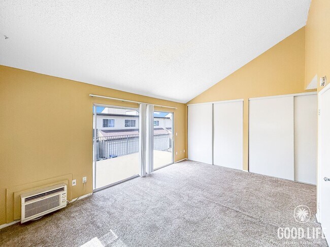 Building Photo - Spacious 3BD/2.5BA Townhouse in UTC W/ 2-C...