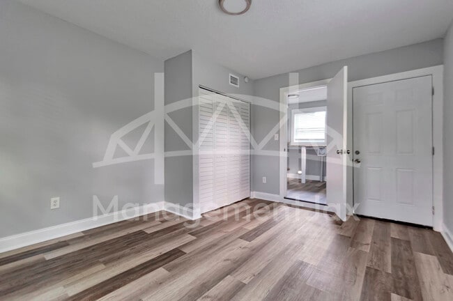 Building Photo - 1536 W 10th St