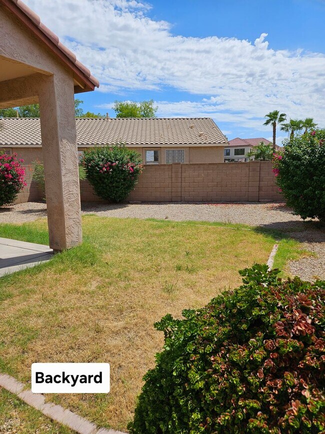 Building Photo - 931 E Sherri Dr
