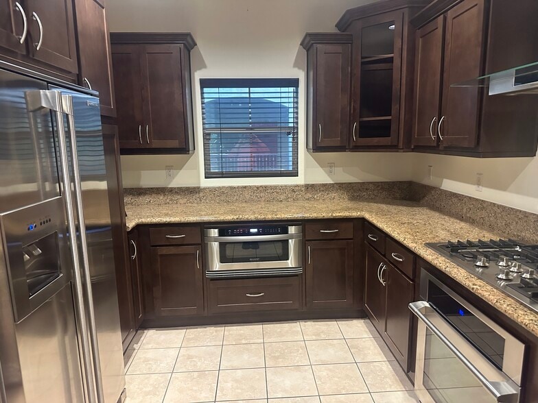 Kitchen - 13200 Moorpark St