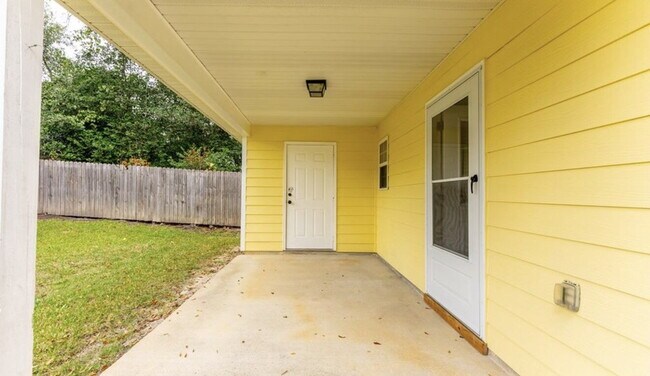 Building Photo - 3BR/2BA — Fenced Yard, Gated Parking, Lawn & Pest Included | Available 7/27