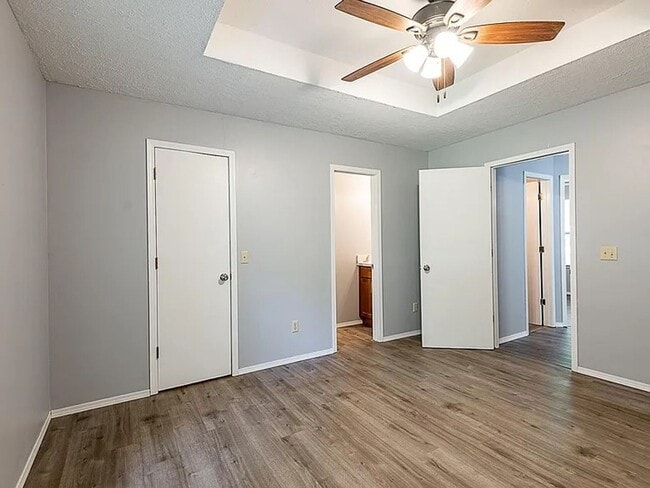 Building Photo - 3 Bed 2 Bath 2 Car Garage 1/2 off 1st Months Rent