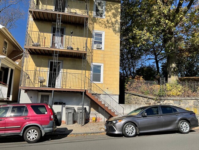 Primary Photo - 22 Oak St