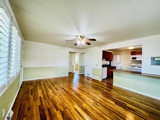 Building Photo - $0 DEPOSIT OPTION. CLASSIC CHARACTER MEETS COMFORT: 2-BED, 1-BATH IN AN INVITING TRIPLEX
