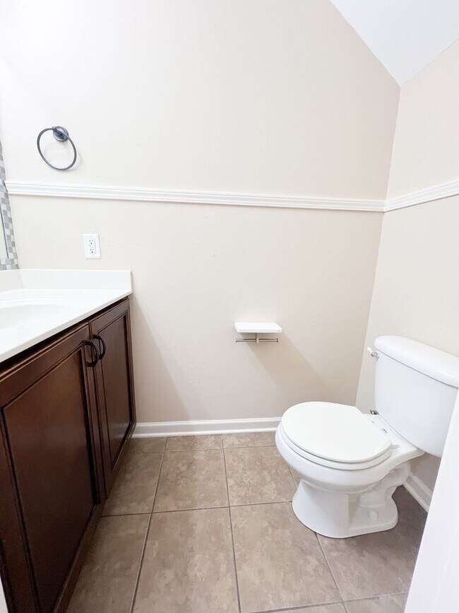 Building Photo - 2 Bedroom 1.5 Bath Townhome