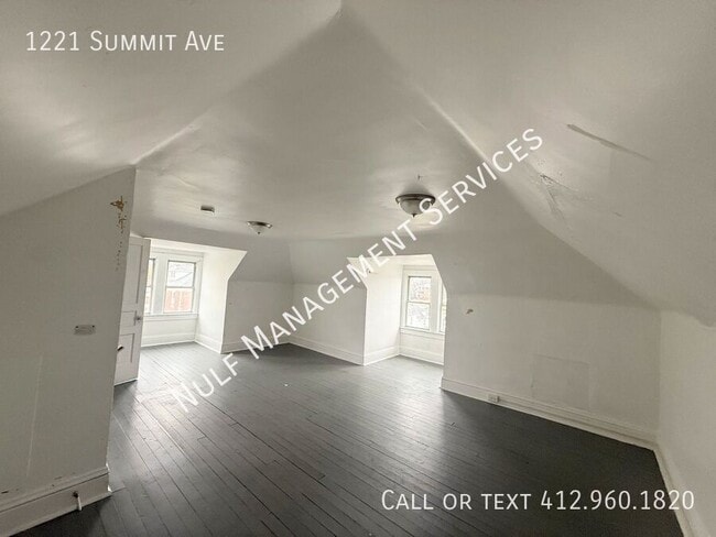 Building Photo - 1221 Summit Ave