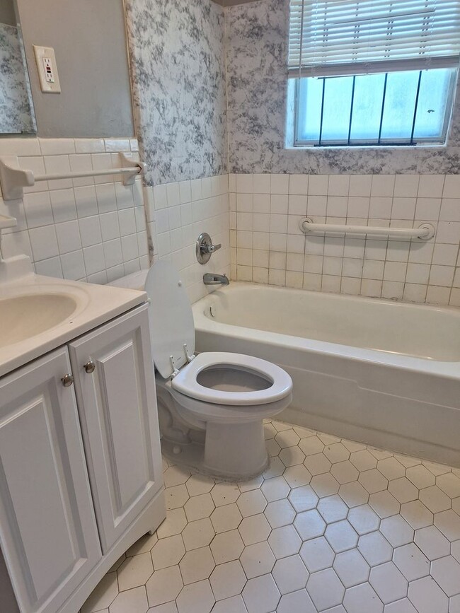 Building Photo - Great Property in quite Neighborhood