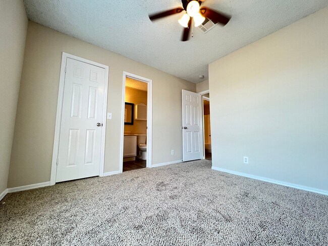 Building Photo - 2 Bedroom 2 Bath Apartment w/ Washer and Dryer Connections