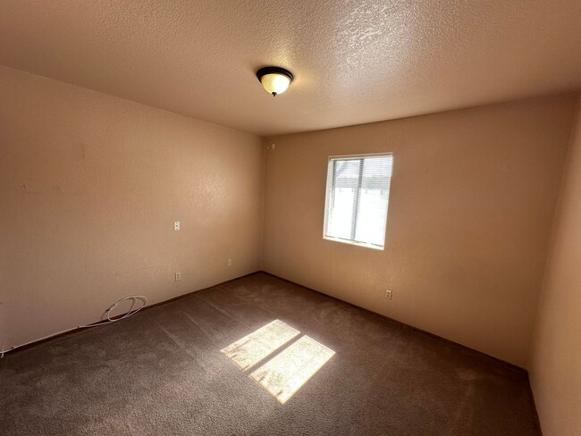 Building Photo - Cute 2 bedroom, 2 bathroom home with firep...