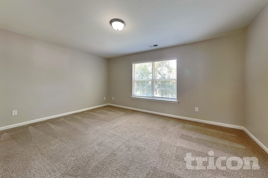 Building Photo - 2120 Clear Brook Dr