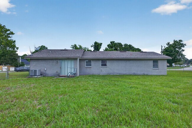 Building Photo - Cute 3/2 Home in Orange park on a corner lot