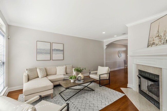 Building Photo - FABULOUS LOCATION!! 2BEDROOM 2 BATH TOWNHO...