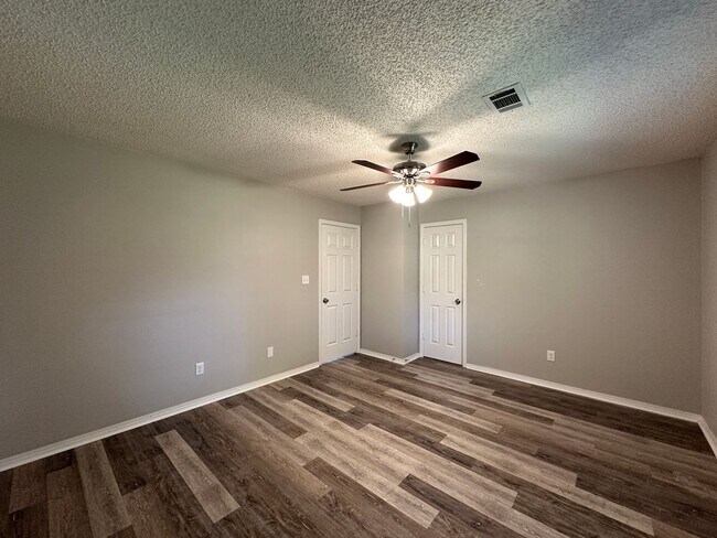 Building Photo - Cozy Elegance: Beautiful 2 Bed, 2.5 Bath H...