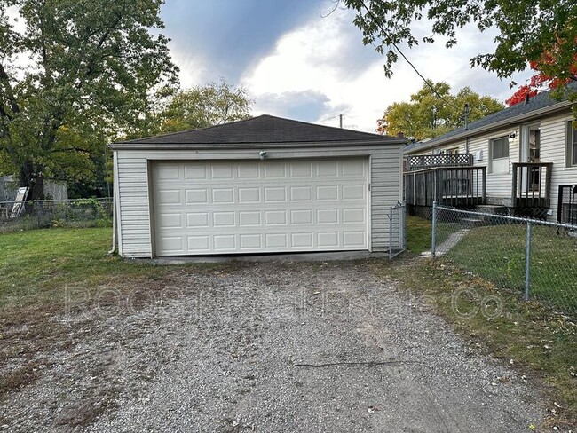 Building Photo - 1545 Garling Ave