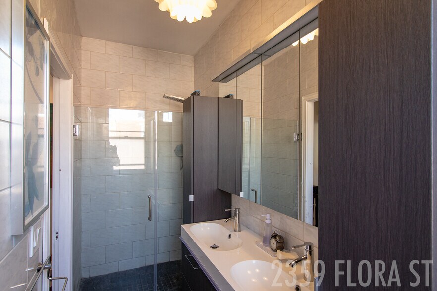 bathroom - 2359 Flora St