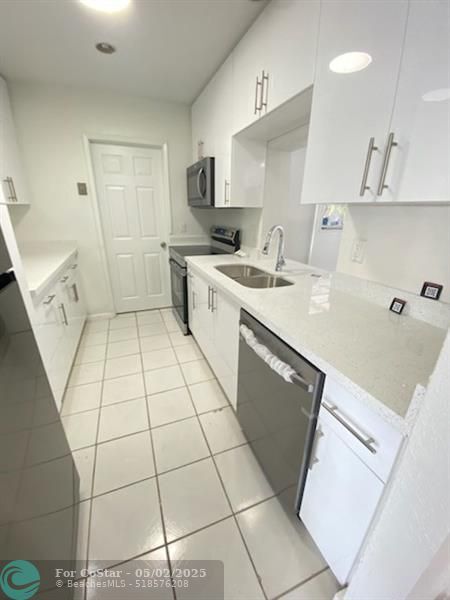 Building Photo - 511 SE 13th Ct