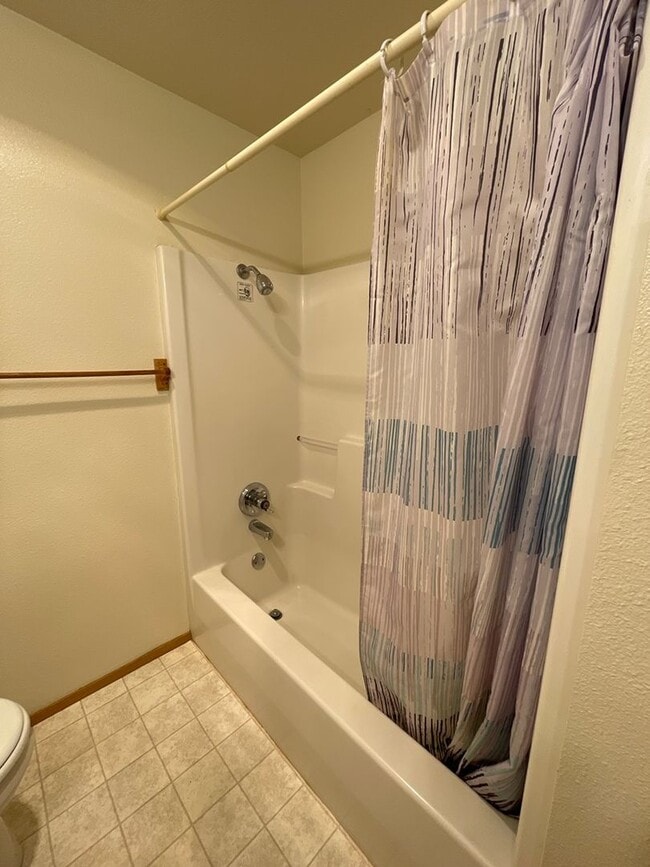 Building Photo - 3 Bedroom / 2 Bathroom Home in SW Redmond