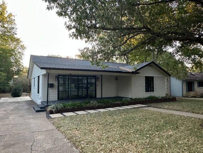 Building Photo - 4711 Fairview Dr