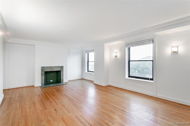 Building Photo - 15 E Kirby St