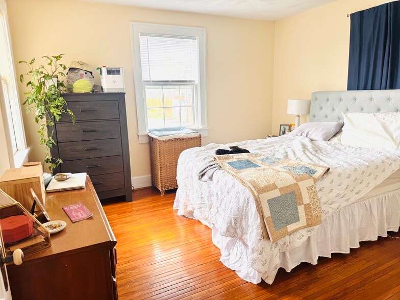 Building Photo - 218 E 24th St