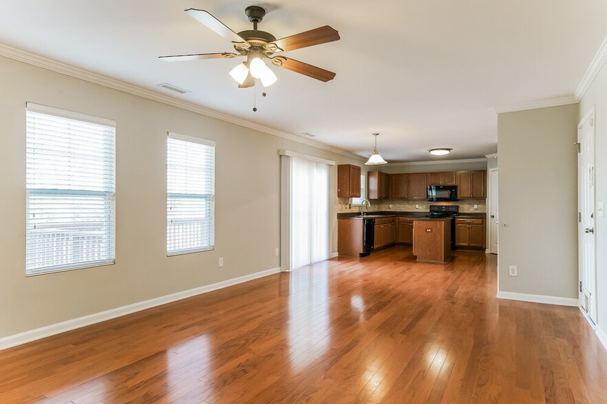 Building Photo - 167 Woodcreek Ln