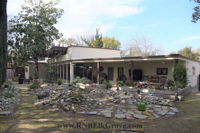 Building Photo - 1160 Silver Lake Dr