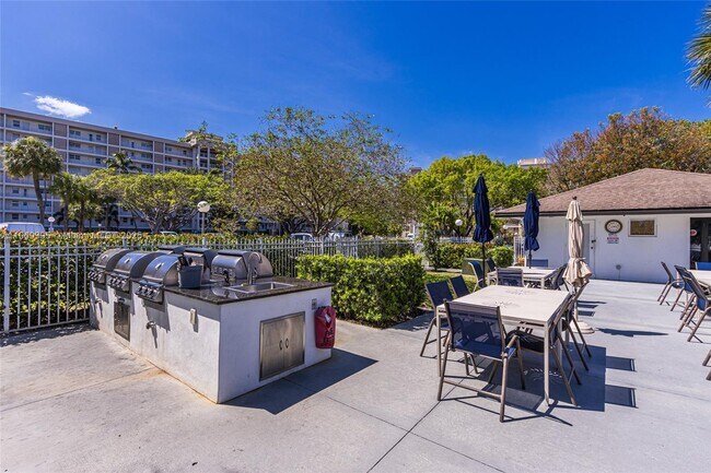 Building Photo - 2671 S Course Dr