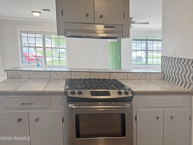 Building Photo - 412 Estelle Dr