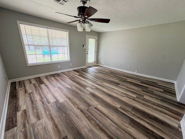 Building Photo - Updated 2 bedroom/1.5 bathroom home in Lake Charles with a large bonus room!