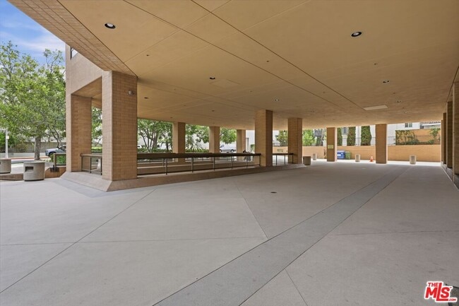 Building Photo - 10430 Wilshire Blvd