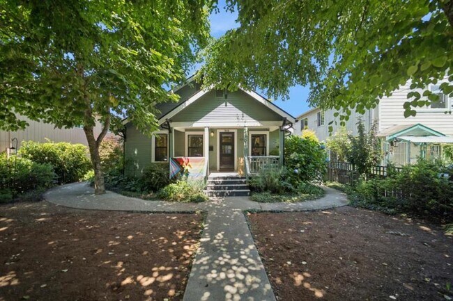 Building Photo - 3 bedroom in Seattle WA 98108