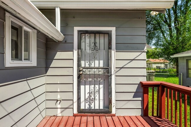 Building Photo - 1215 N Warman Ave