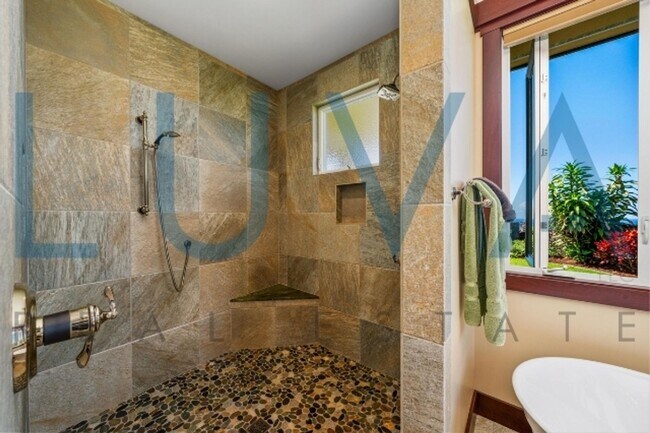 Building Photo - 4 bedroom 3.5 bathroom home with pool