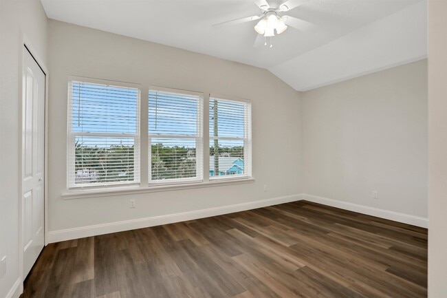 Building Photo - 524 Arricola Ave