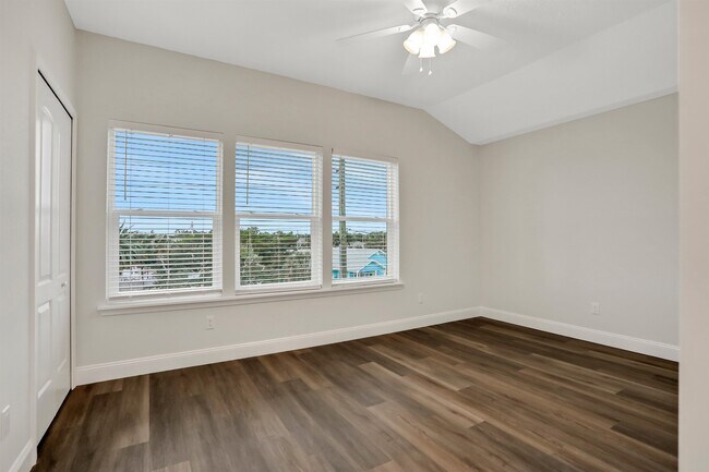 Building Photo - 524 Arricola Ave