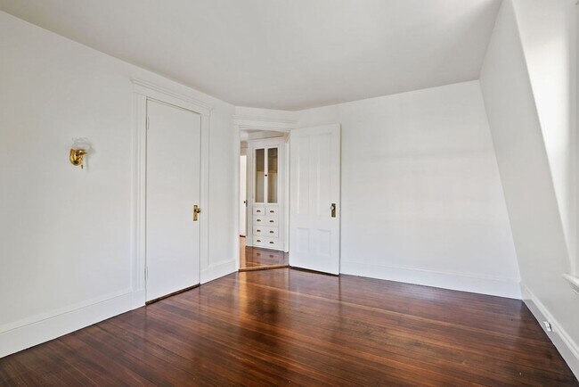 Building Photo - 29 Gibbens St