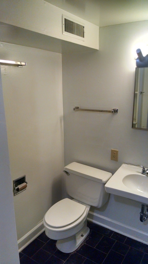 Building Photo - Studio Apartment tucked away in a quiet forestry setting!