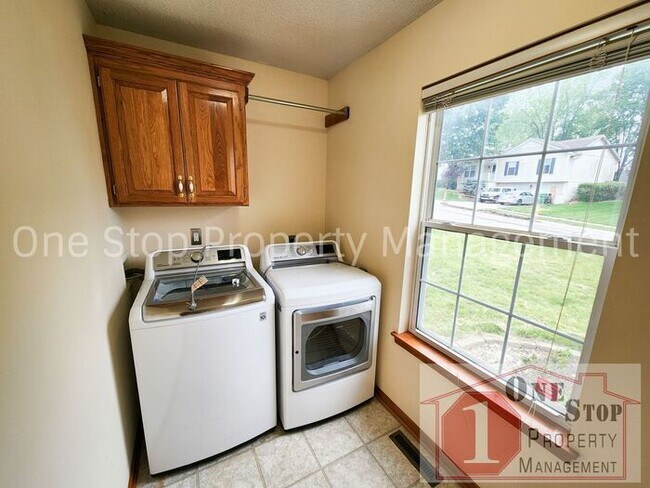 Building Photo - 3 Bedroom, 2 Full Bathrooms and oversized ...