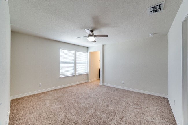 Building Photo - 2999 sq ft 4 Bedroom 3.5 Bathroom 2 Story in Waterford Park!