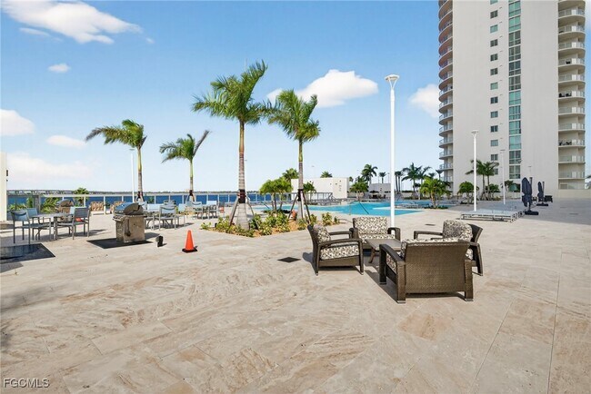 Building Photo - 3000 Oasis Grand Blvd