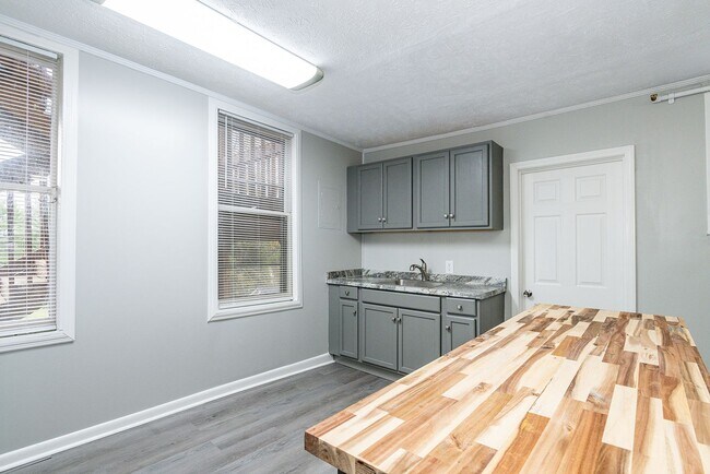 Building Photo - Beautifully renovated 2nd floor, 2 Bdr 1 bath unit in Maryville, TN - Available NOW!