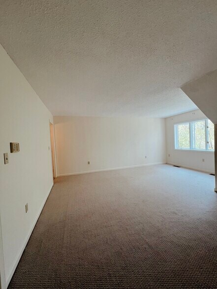 Building Photo - 26 Lions Ln