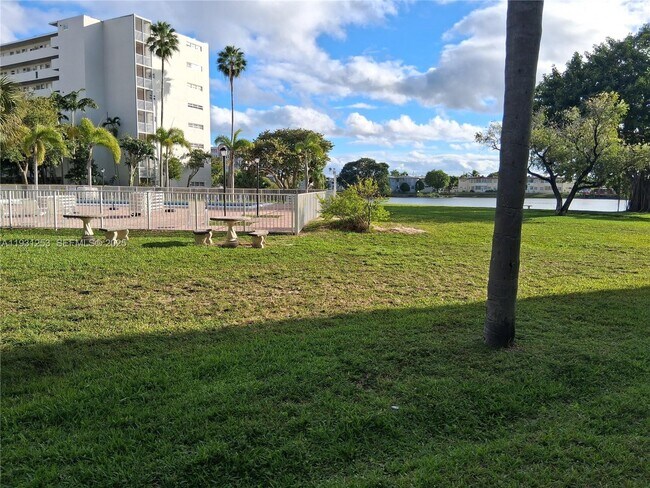 Building Photo - 1750 NE 191st St