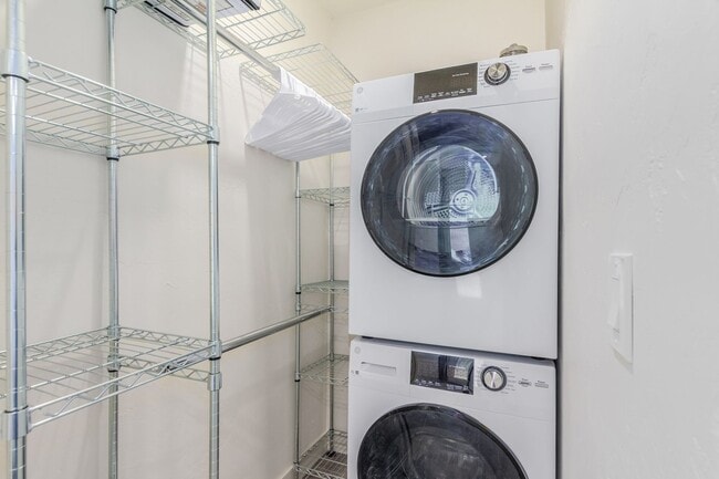 Building Photo - **COMING SOON!**Central- Charming 1 bd w/ all utilities included!