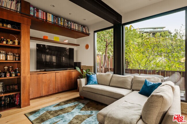 Building Photo - 1406 1/2 N Kenter Ave