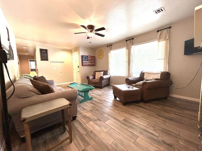 Building Photo - One level 3 bed/2 bath spacious home with ...
