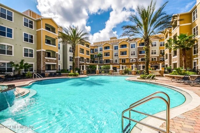 Building Photo - Luxurious 2-Bed/2-Bath Resort-Style Condo ...